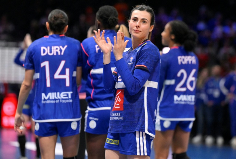 La déception des Françaises après leur défaite contre l'Allemagne en demi-finales du Mondial de handball à Rotterdam, le 12 décembre 2025  ( AFP / JOHN THYS )