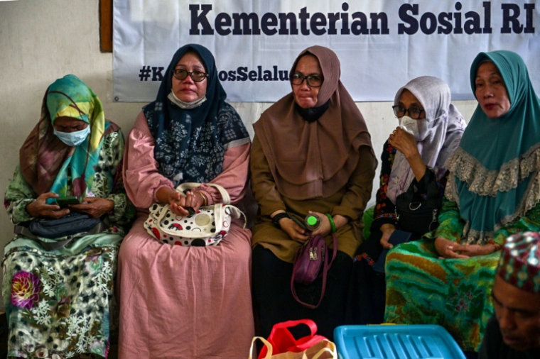 Des proches des écoliers disparus se rassemblent alors que les opérations de recherche et de sauvetage se poursuivent à l'internat islamique Al Khoziny à Sidoarjo, dans la province de Java oriental, le 1er octobre 2025 ( AFP / Juni KRISWANTO )