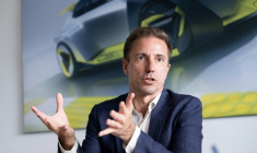 Le patron du constructeur automobile allemand Opel s'exprime lors d'un entretien avec l'AFP au siège d'Opel à Rüsselsheim, dans l'ouest de l'Allemagne, le 30 juin 2026. ( AFP / FLORIAN WIEGAND )