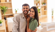 L’investissement locatif étudiant séduit Julien et Léa par son équilibre entre accessibilité, rendement et utilité sociale. Ils comptent choisir le régime LMNP réel et ainsi amortir le bien et le mobilier. Ils vont aussi réduire fortement leur imposition sur les loyers. ( crédit photo : Getty Images )