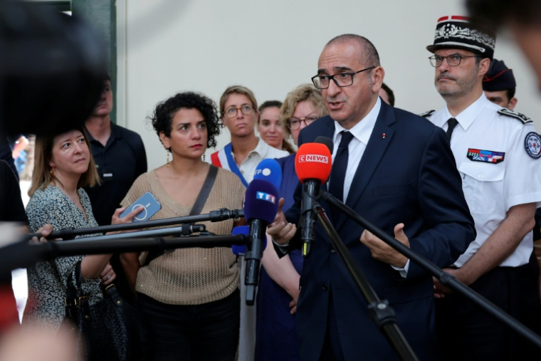 Le ministre de l'Intérieur, Laurent Nuñez, s'adresse à la presse lors de sa visite dans une caserne de pompiers pour faire le point sur la gestion de la crise liée à la canicule, le 28 juin 2026 à Paris ( AFP / Kenzo TRIBOUILLARD )