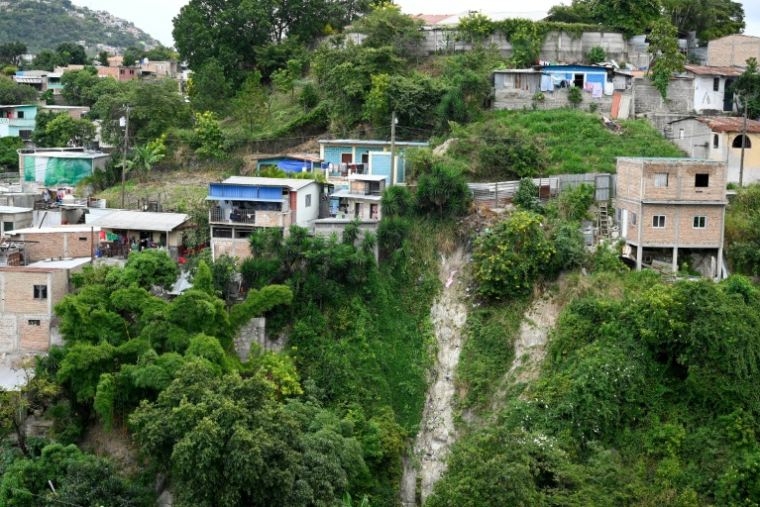 Un glissement de terrain dans le quartier du 14 de Enero, à Tegucigalpa, le 26 novembre 2025 ( AFP / Orlando SIERRA )