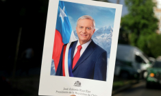 Une personne brandit une pancarte José Antonio Kast, sur laquelle figurent son nom et "Président de la République du Chili", à Santiago, le 14 décembre 2025 ( AFP / Javier TORRES )