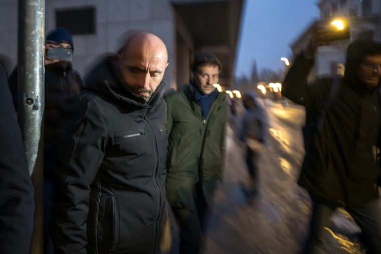 Jacques Moretti (g), propriétaire du bar Le Constellation, arrive à une audience au parquet du canton du Valais, à Sion, le 9 janvier 2026 en Suisse ( AFP / Fabrice COFFRINI )