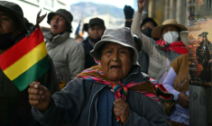 Des manifestants scandent des slogans lors d'une protestation contre le gouvernement du président bolivien Rodrigo Paz, à La Paz, le 10 juin 2026 ( AFP / Marvin RECINOS )