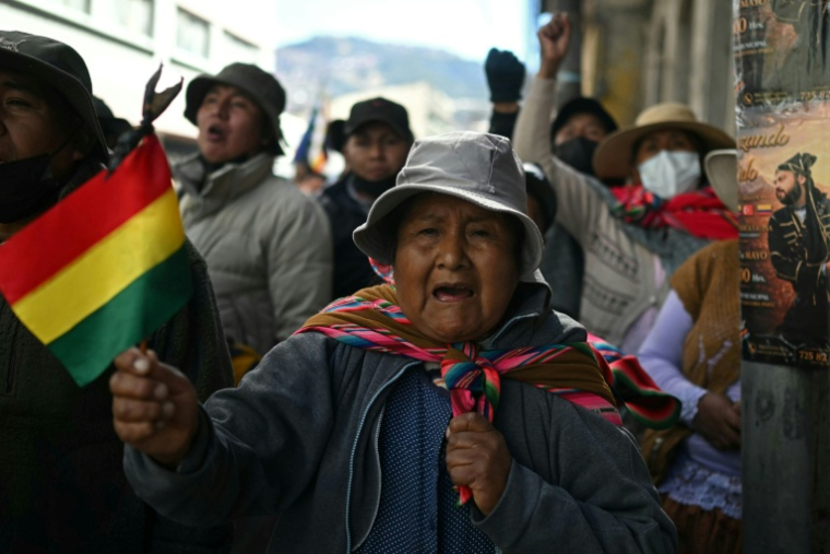Des manifestants scandent des slogans lors d'une protestation contre le gouvernement du président bolivien Rodrigo Paz, à La Paz, le 10 juin 2026 ( AFP / Marvin RECINOS )