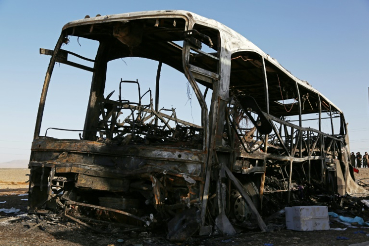 L'épave calcinée d'un bus après un accident dans le district de Guzara, dans la province d'Hérat, le 20 août 2025 en Afghanistan ( AFP / Mohsen KARIMI )