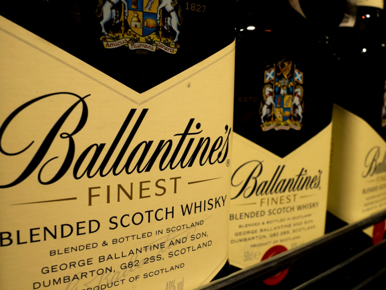 Ballantine's, une des marques du portefeuille de Pernod Ricard (Crédits: Adobe Stock)