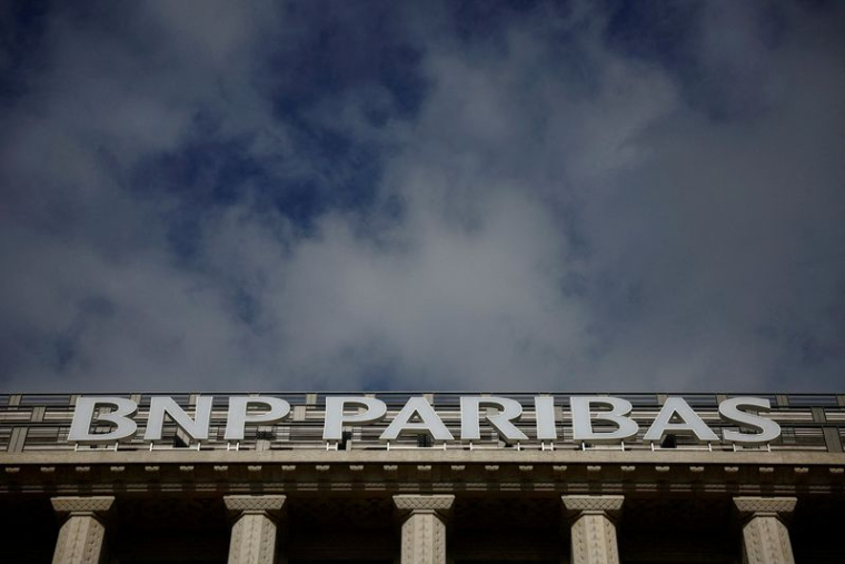 Photo d'archives du logo de BNP Paribas à Paris, en France