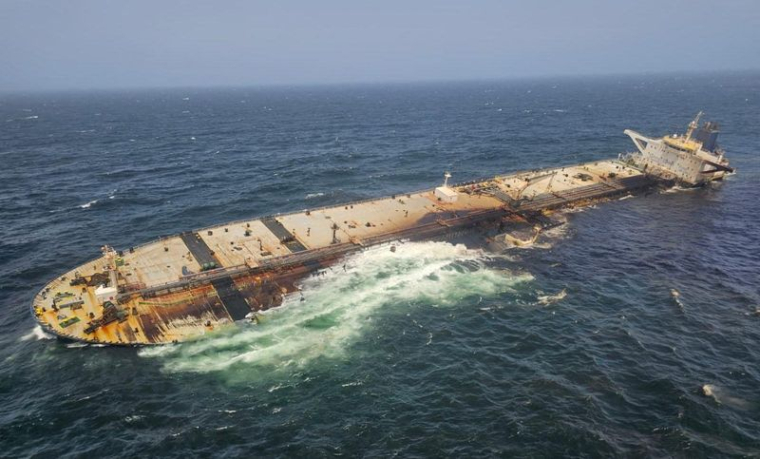 Le pétrolier Caroline Bezengi, endommagé et à moitié enfoncé, au large des côtes d'Oman