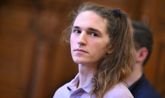 Le militant antifasciste non-binaire allemand Maja T. au tribunal de Budapest, le 4 février 2026, pour entendre le verdict de son procès pour des violences commises sur des participants néonazis à une manifestation en Hongrie en 2023 ( AFP / Attila KISBENEDEK )