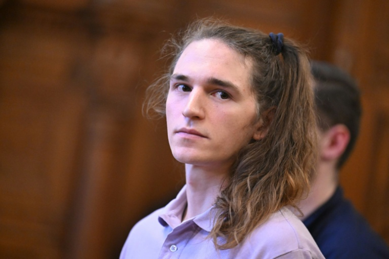 Le militant antifasciste non-binaire allemand Maja T. au tribunal de Budapest, le 4 février 2026, pour entendre le verdict de son procès pour des violences commises sur des participants néonazis à une manifestation en Hongrie en 2023 ( AFP / Attila KISBENEDEK )