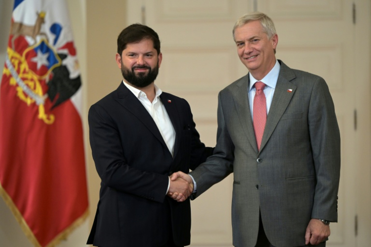 Le président chilien sortant Gabriel Boric (g) et le président élu, José Antonio Kast, au palais présidentiel de La Moneda à Santiago, le 15 décembre 2025, au lendemain du second tour de l'élection présidentielle ( AFP / Rodrigo ARANGUA )