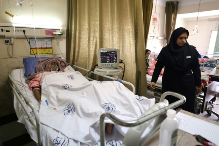 Une femme blessée lors d'une frappe israélienne soignée à l'hôpital Rasoul Akram à Téhéran, le 21 juin 2025 ( AFP / ATTA KENARE )
