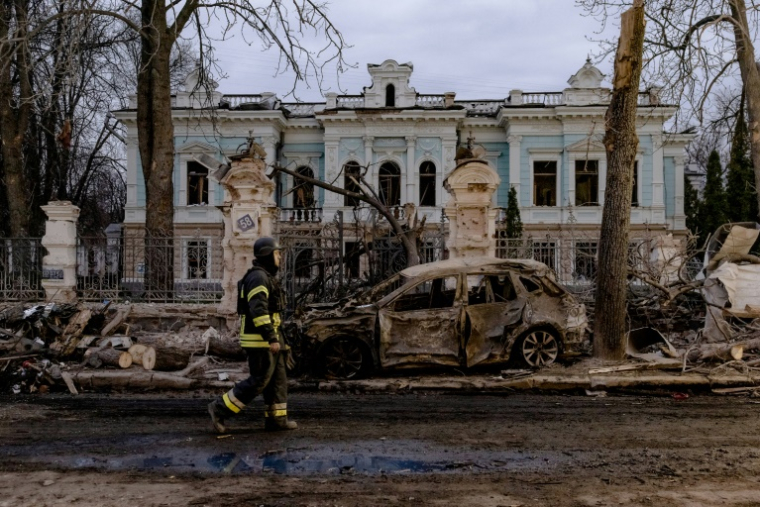 Dans la ville ukrainienne de Soumy après un bombardement russe, le 13 avril 2025 ( AFP / Roman PILIPEY )