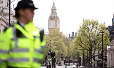 GRANDE-BRETAGNE: UN HOMME ARMÉ D'UN COUTEAU ARRÊTÉ PRÈS DE DOWNING STREET À LONDRES