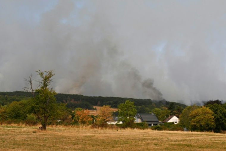 La fumée d'un incendie de forêt à Huertgenwald, dans l'ouest de l'Allemagne, le 14 août 2026 ( AFP / Roberto Pfeil )