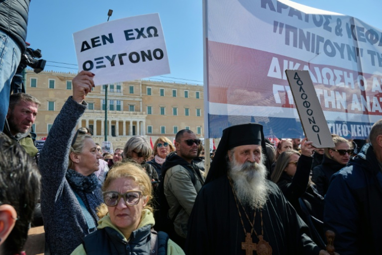 Rassemblement pour commémorer la collision ferroviaire meurtrière du 28 février 2023 et réclamer justice face aux failles de l'enquête, le 28 février 2026 à Athènes ( AFP / Aggelos NAKKAS )