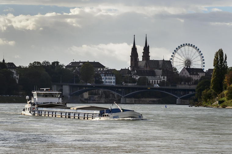 Le Rhin à Bâle avec la cathédrale en arrière-plan, le 22 octobre 2014 ( AFP / Fabrice COFFRINI )