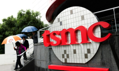 Des personnes devant le musée des innovations du géant taïwanais des puces TSMC, à son siège de Hsinchu, le 21 novembre 2024 ( AFP / I-Hwa CHENG )