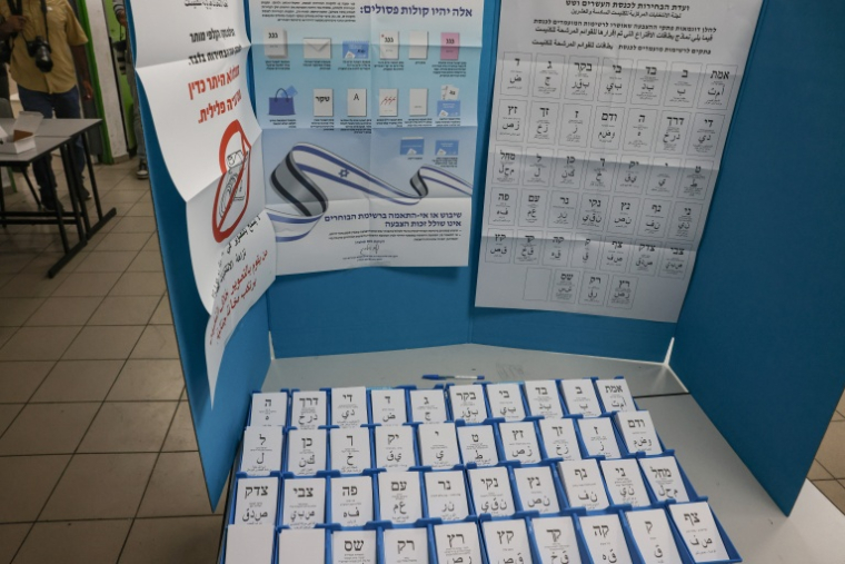 Des bulletins de vote dan sun bureau de vote d'Umm al-Fahm en Israël le 27 octobre 2026 ( AFP / AHMAD GHARABLI )