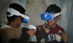 Des enfants participent à un atelier de réalité virtuelle à Al-Zawayda, à Gaza, le 30 novembre 2025 ( AFP / Eyad Baba )