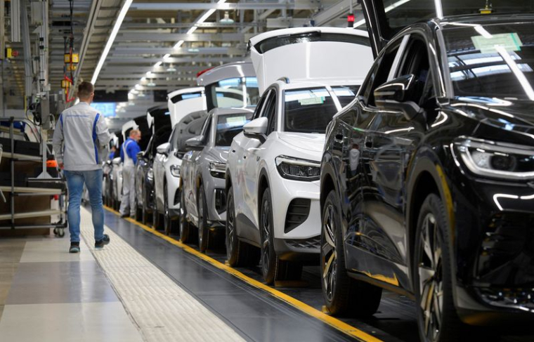 PHOTO D'ARCHIVES : Des techniciens travaillent sur la chaîne de production de modèles de voitures électriques du groupe Volkswagen à Zwickau