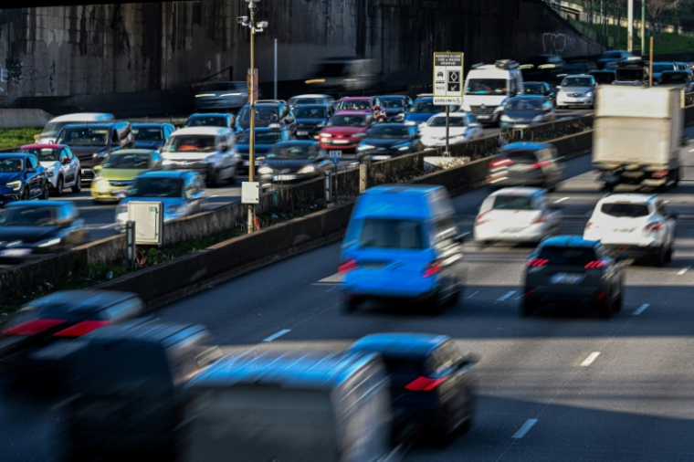 Selon les estimations de l'Observatoire national interministériel de la sécurité routière, 341 personnes sont décédées en août sur les routes de l'Hexagone, contre 290 en août 2024 ( AFP / Anna KURTH )