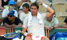 Le Norvégien Casper Ruud tente de se rafraîchir entre deux jeux pendant son match contre Roman Safiullin, lors de la deuxième journée de Roland-Garros, à Paris, le 25 mai 2026 ( AFP / Dimitar DILKOFF )