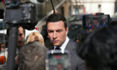 Le président du Rassemblement National (RN), Jordan Bardella, s'adresse à la presse à son arrivée pour dun éjeuner avec le Medef à Paris, le 20 avril 2026 ( AFP / Dimitar DILKOFF )