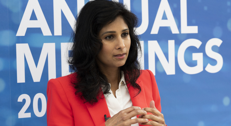 Pour Gita Gopinath économiste en chef du FMI, «l'ascension sera probablement longue, inégale et incertaine». (© AFP)