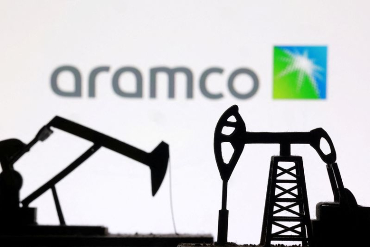 Une illustration montre des vérins de pompe à pétrole imprimés en 3D et le logo de Saudi Aramco