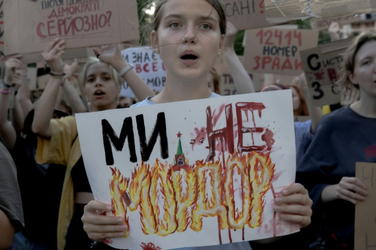 Une manifestante tient une pancarte lors d'une manifestation contre une loi qui supprime l'indépendance d'organismes anticorruption dans le centre-ville de Kiev, le 23 juillet 2025 ( AFP / Roman PILIPEY )