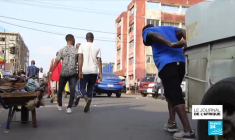 Scène surréaliste d'affrontements au Parlement à Kinshasa, la police intervient