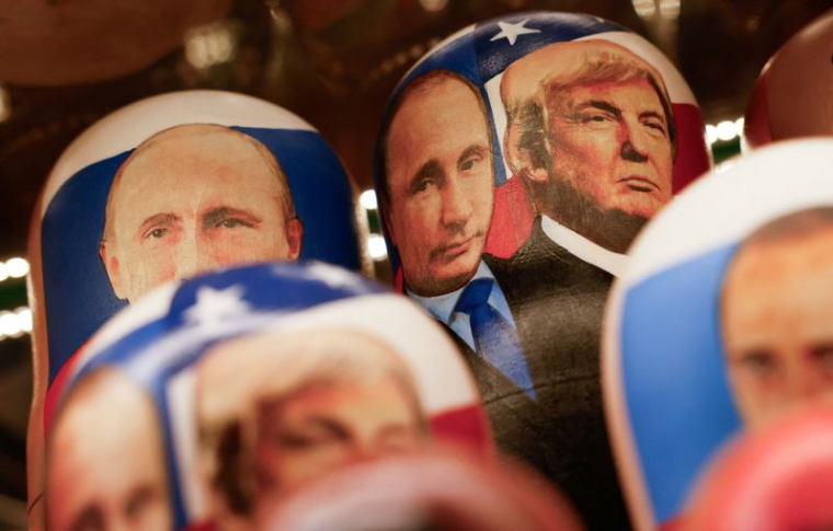 Des souvenirs à l'effigie du président russe Poutine et du président américain Trump en vente à Moscou