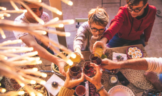 (Pour maîtriser votre budget vacances, commencez par repérer les dépenses superflues et les extras financiers qui pèsent lourd ! - Visuel Adobe Stock)