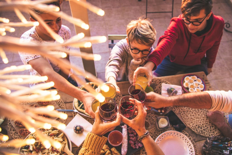 (Pour maîtriser votre budget vacances, commencez par repérer les dépenses superflues et les extras financiers qui pèsent lourd ! - Visuel Adobe Stock)