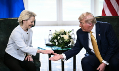Le président américain Donald Trump (D) et la présidente de la Commission européenne Ursula von der Leyen (G) annoncent un accord douanier à Turnberry en Ecosse le 27 juillet 2025  ( AFP / Brendan SMIALOWSKI )