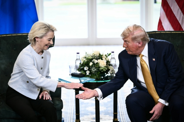Le président américain Donald Trump (D) et la présidente de la Commission européenne Ursula von der Leyen (G) annoncent un accord douanier à Turnberry en Ecosse le 27 juillet 2025  ( AFP / Brendan SMIALOWSKI )