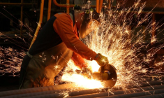 Un ouvrier à la fonderie du groupe United Cast Bar à Chesterfield