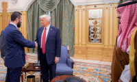 Photo fournie par le Palais royal saoudien montrant le prince héritier saoudien Mohammed ben Salmane (d), le président américain Donald Trump (c) et le président syrien, Ahmad al-Chareh, le 14 mai 2025 à Ryad ( Palais royal saoudien / Bandar AL-JALOUD )