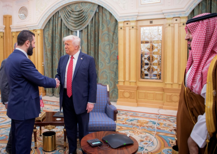 Photo fournie par le Palais royal saoudien montrant le prince héritier saoudien Mohammed ben Salmane (d), le président américain Donald Trump (c) et le président syrien, Ahmad al-Chareh, le 14 mai 2025 à Ryad ( Palais royal saoudien / Bandar AL-JALOUD )