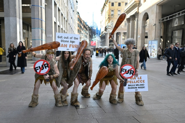 Un groupe d'activistes du mouvement de défense des animaux PETA déguisés en "hommes des cavernes" lors d'une action baptisée "la fourrure appartient à l'âge de pierre" lors de la Fashion Week de Milan, le 24 février 2026 ( AFP / Andreas SOLARO )