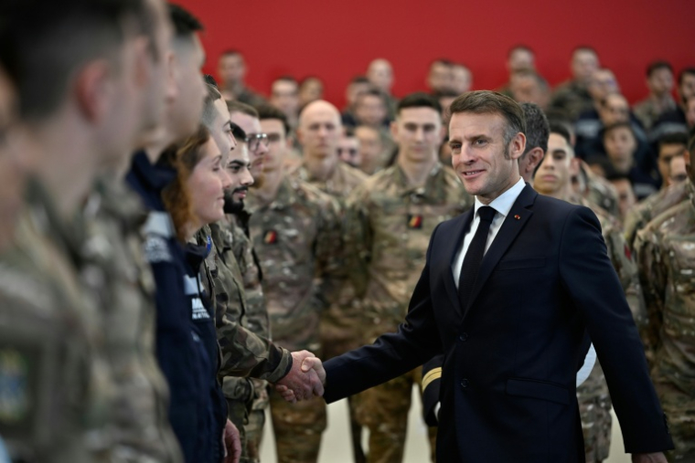Le président Emmanuel Macron salue des soldats après avoir adressé ses voeux aux forces armées sur la base aérienne militaire d'Istres, le 15 janvier 2026 dans les Bouches-du-Rhône ( POOL / Philippe Magoni )