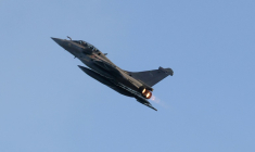 Un Rafale B standard F4 de l'armée de l'air française, le 17 décembre 2024 sur la base aérienne de Siauliai en Lituanie ( AFP / Petras Malukas )