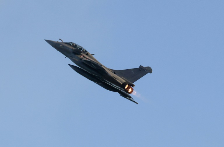 Un Rafale B standard F4 de l'armée de l'air française, le 17 décembre 2024 sur la base aérienne de Siauliai en Lituanie ( AFP / Petras Malukas )