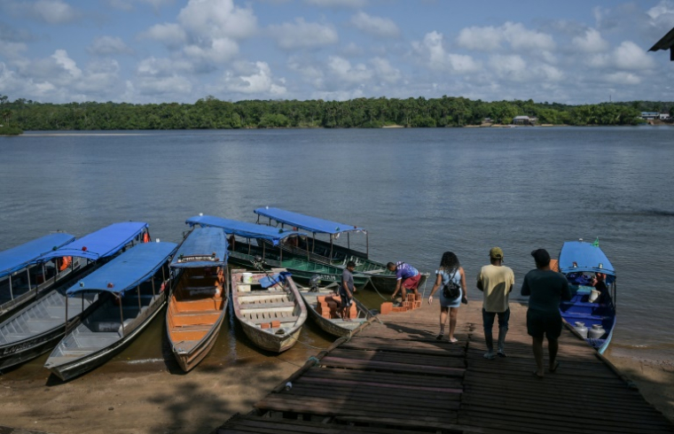 Des bateaux sont amarrés sur les rives du fleuve Oiapoque, à Oiapoque, dans l'État d'Amapá, au Brésil, à la frontière avec la Guyane française, le 4 septembre 2026 ( AFP / Nelson ALMEIDA )