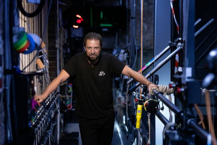 Jérémie Strauss, cintrier à l'Opéra-Comique et dépositaire d'un métier appelé à s'automatiser, le 1er juin 2026 à Paris ( AFP / Joel Saget )