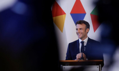 Le président français Emmanuel Macron assiste à une conférence de presse, lors du sommet informel des 27 à Prague