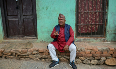 Shyam Bahadur Khatri, un élu, rencontré le 14 septembre dans son village proche de Katmandou, se désole de voir les jeunes Népalais s'exiler pour trouver un emploi ( AFP / Arun SANKAR )
